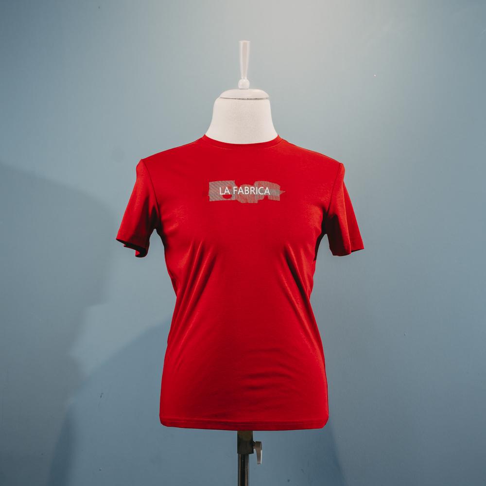 Qırmızı naxışlı t-shirt