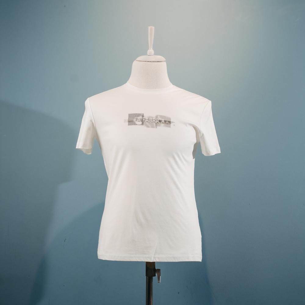 Ağ naxışlı t-shirt