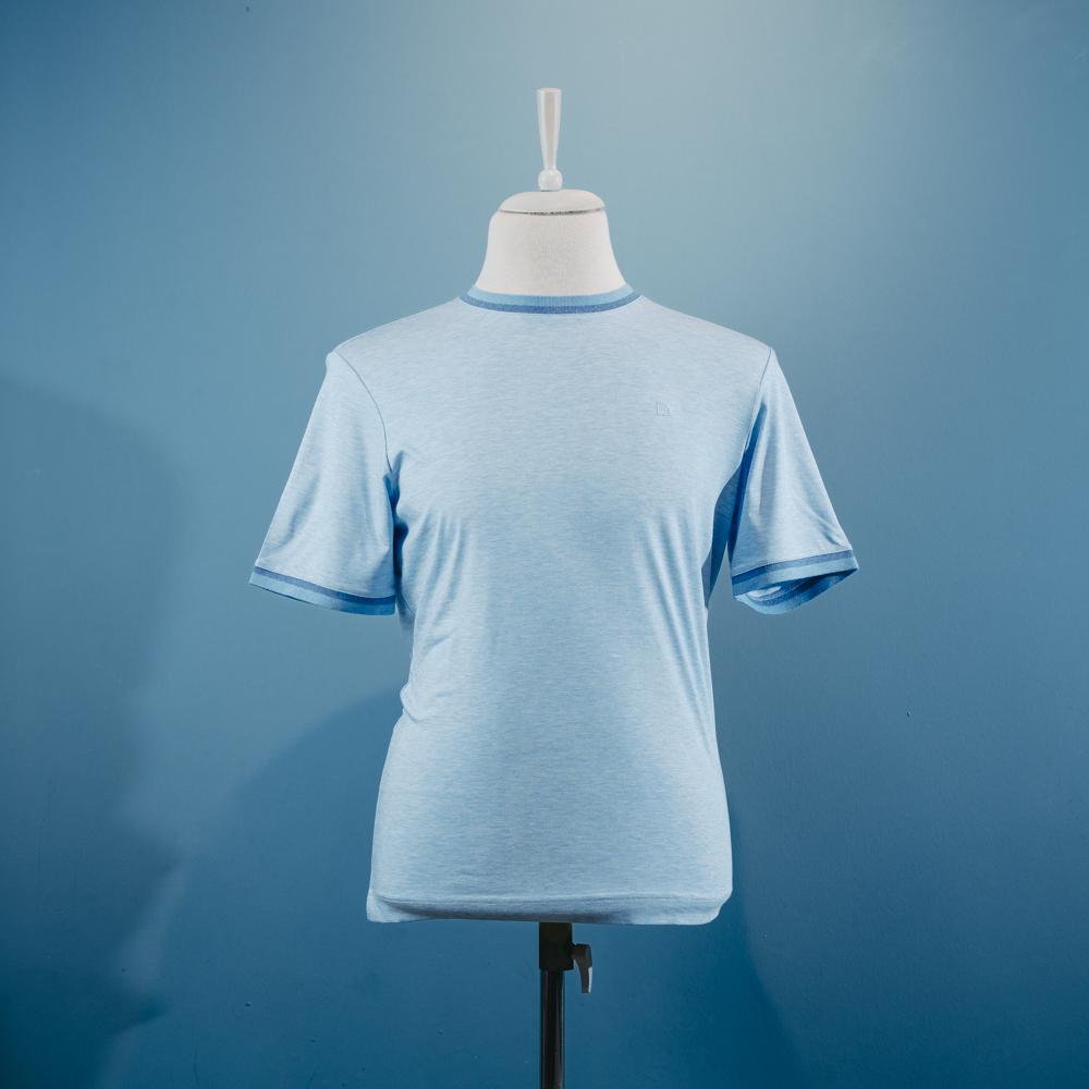 Açıq-mavi t-shirt