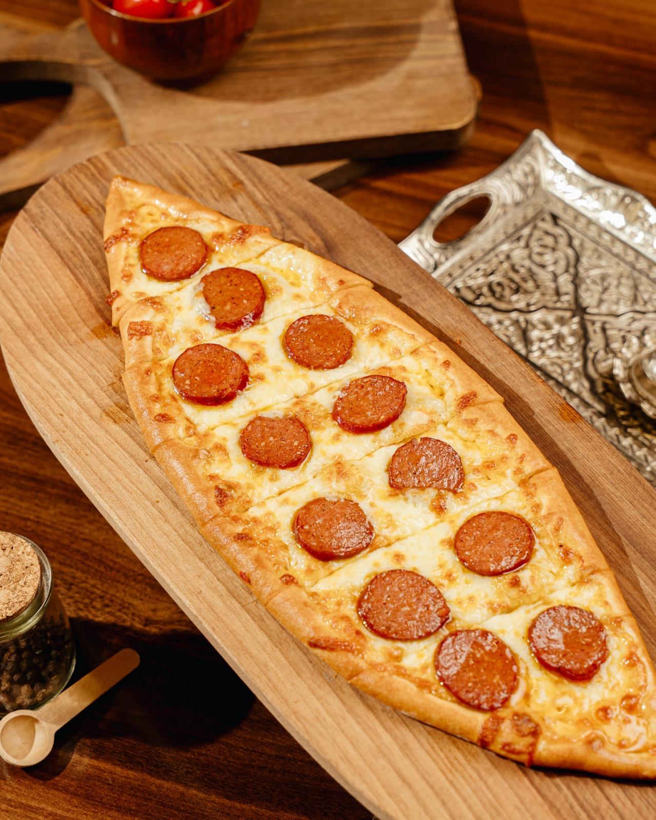 Kaşarlı Sucuklu Pide