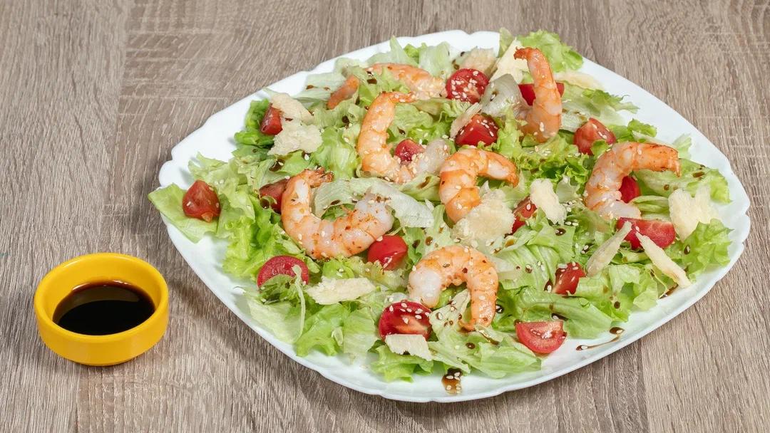 Sezar krevetka salatı