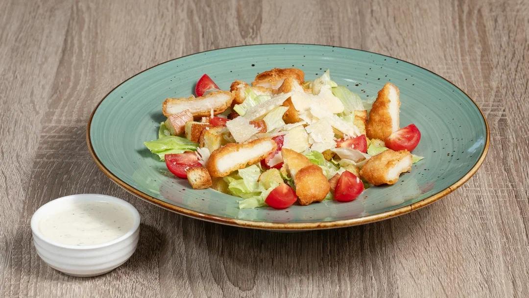 Toyuqlu sezar salatı