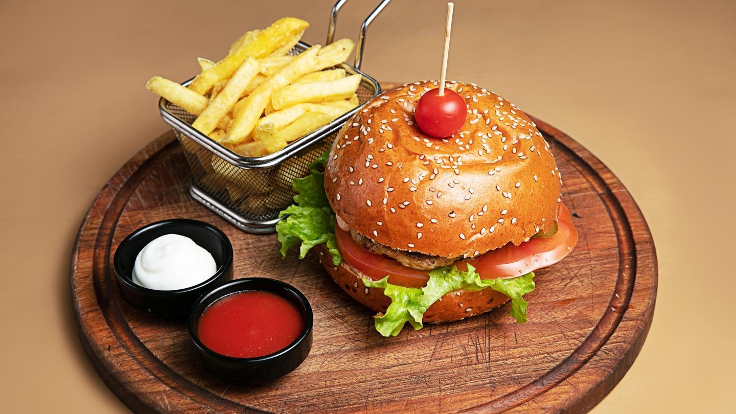 Burger toyuq ilə