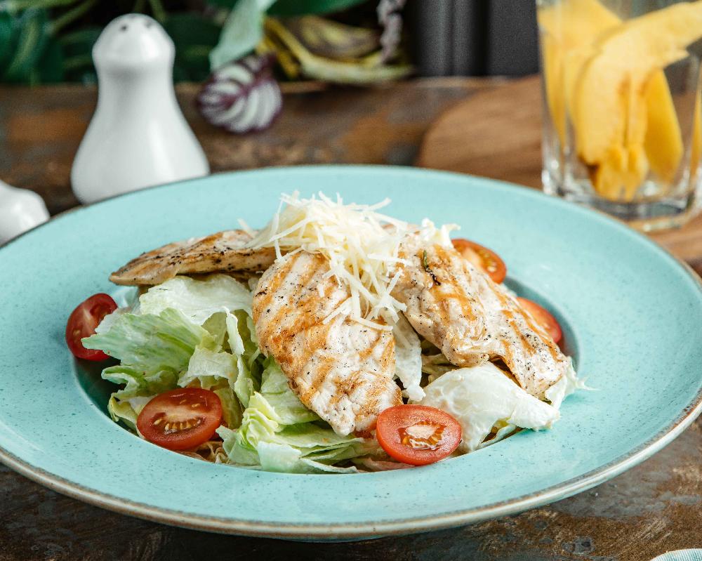 Toyuq salatı