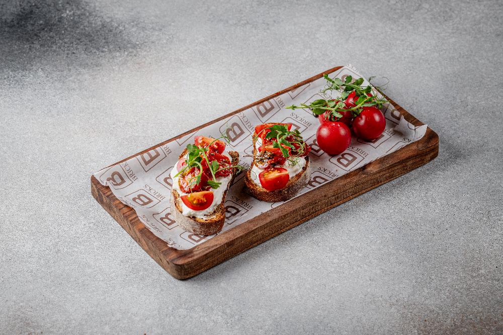 Stracciatella bruschetta