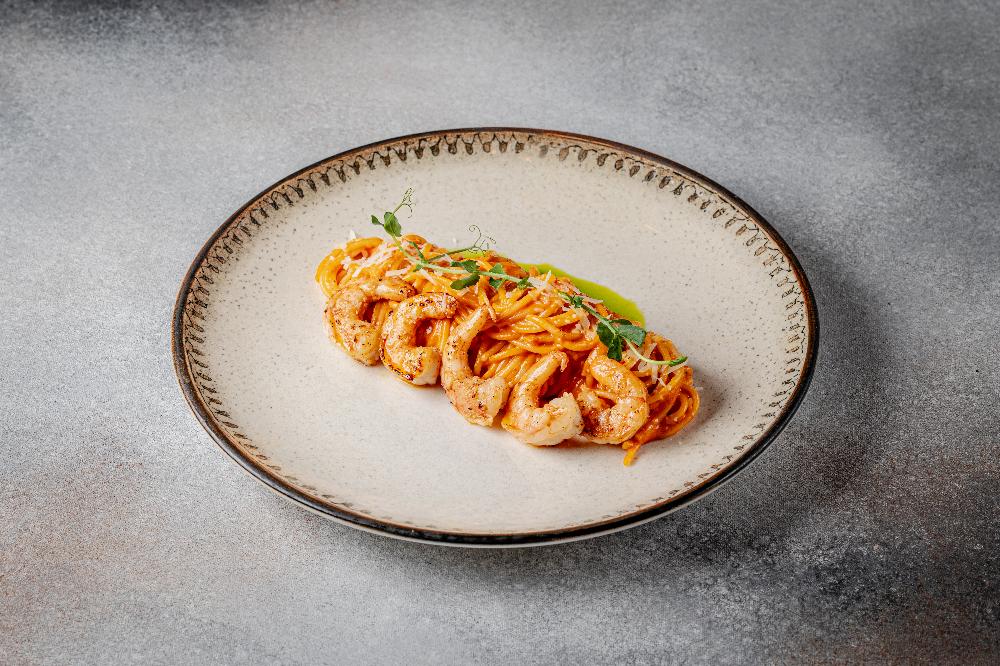 Çəhrayı sous ilə krevetli pasta