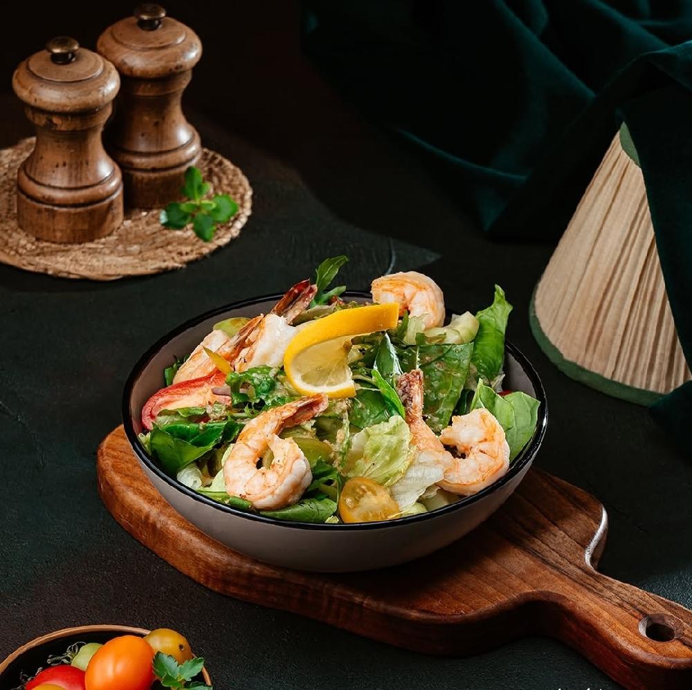Mango souslu krevetka salatı