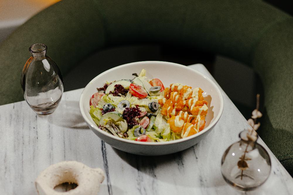 Krevetkalı popkorn salatı