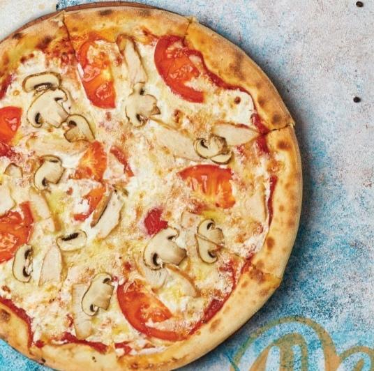 Toyuqlu göbələkli pizza