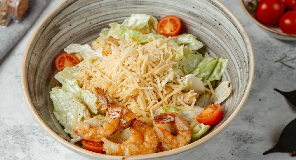Sezar salatı (krevetka ilə)