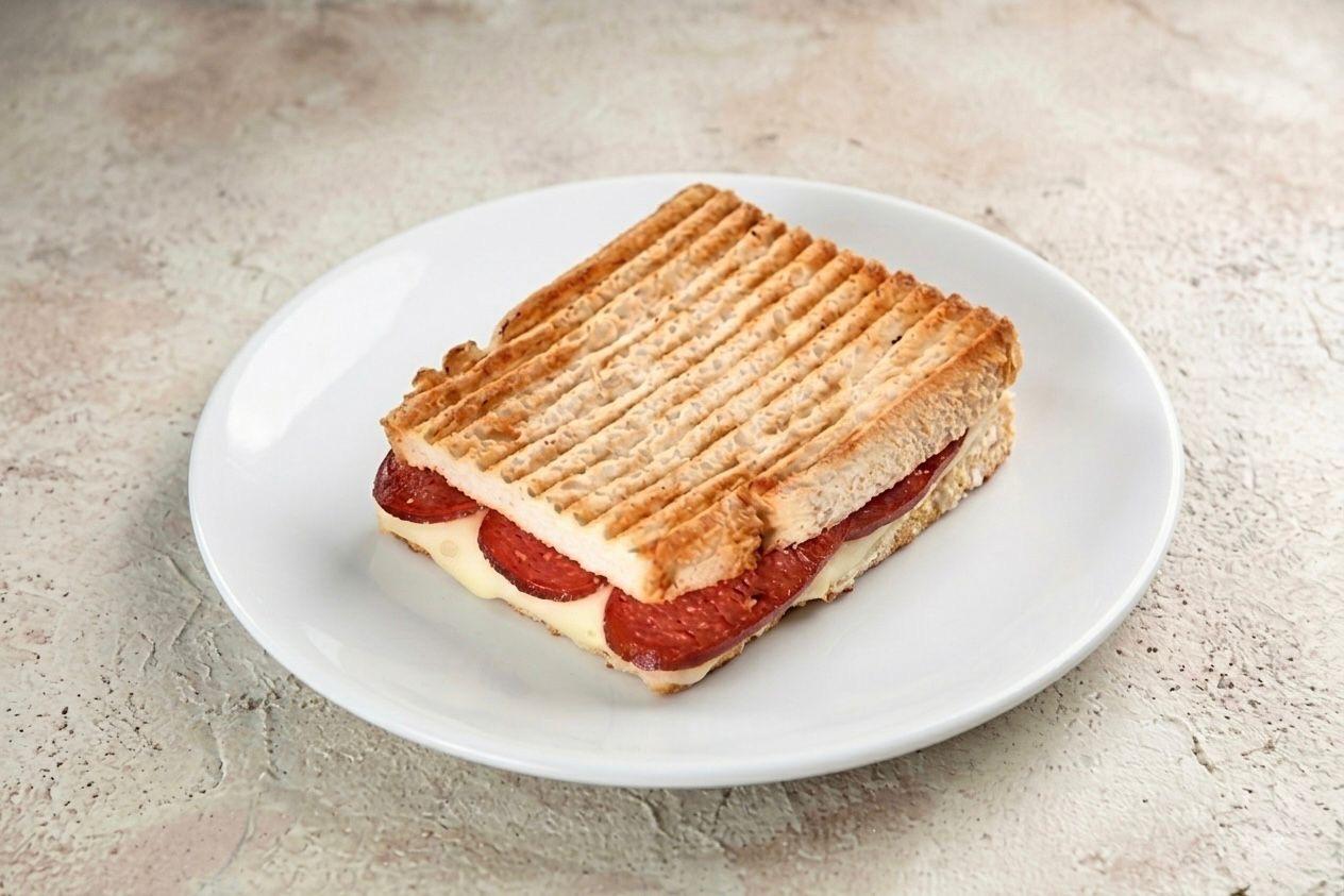 Sucuklu tost sendviç