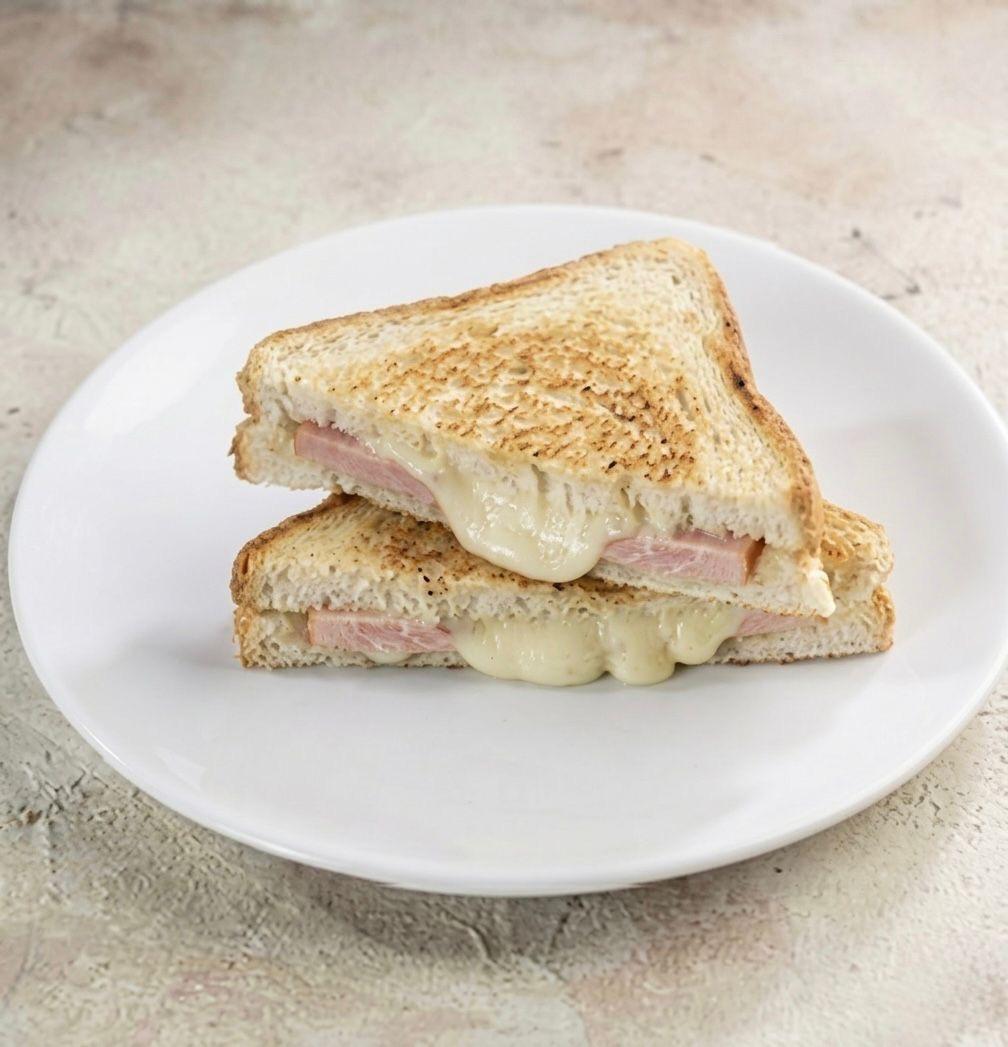 Pendirli və vetçina tost sendviç