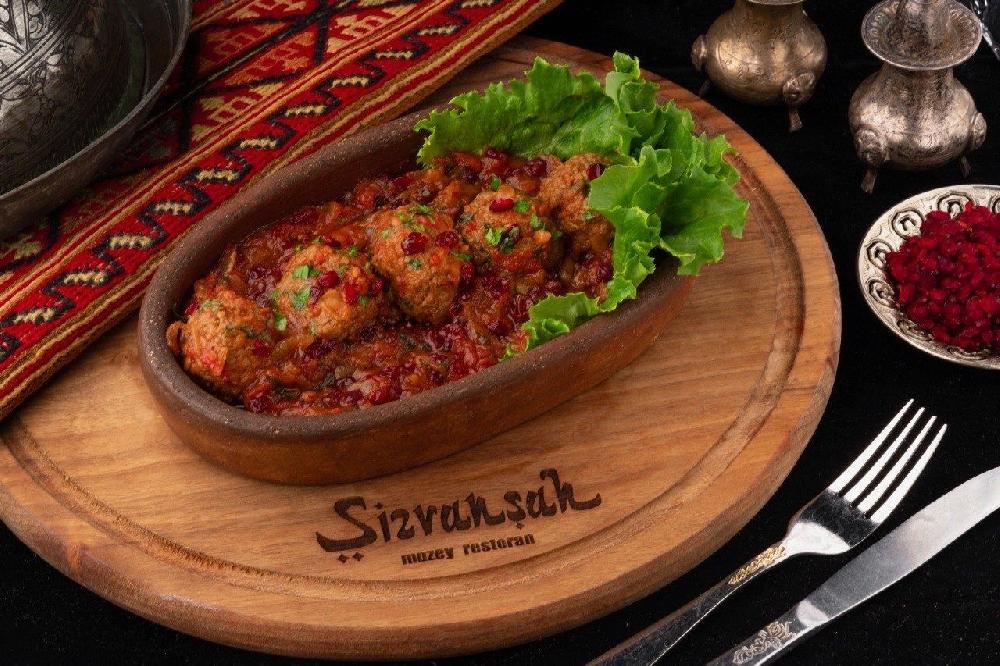 Küftələr (pomidor sousunda)