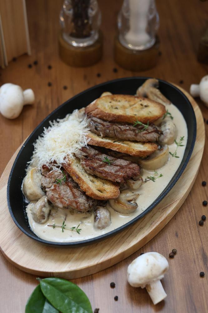 FILET MIGNON IN MUSHROOM