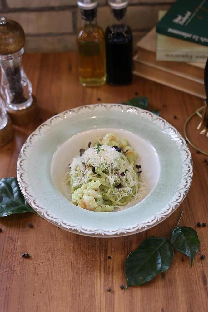 SPAGHETTI AL PESTO CON GAMBERI