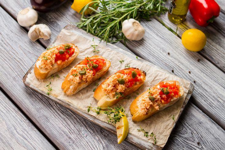 Bruschetta hisə verilmiş qızılbalıq ilə 