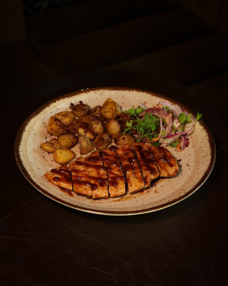 Barbekü toyuq kiçik kartoflarla
