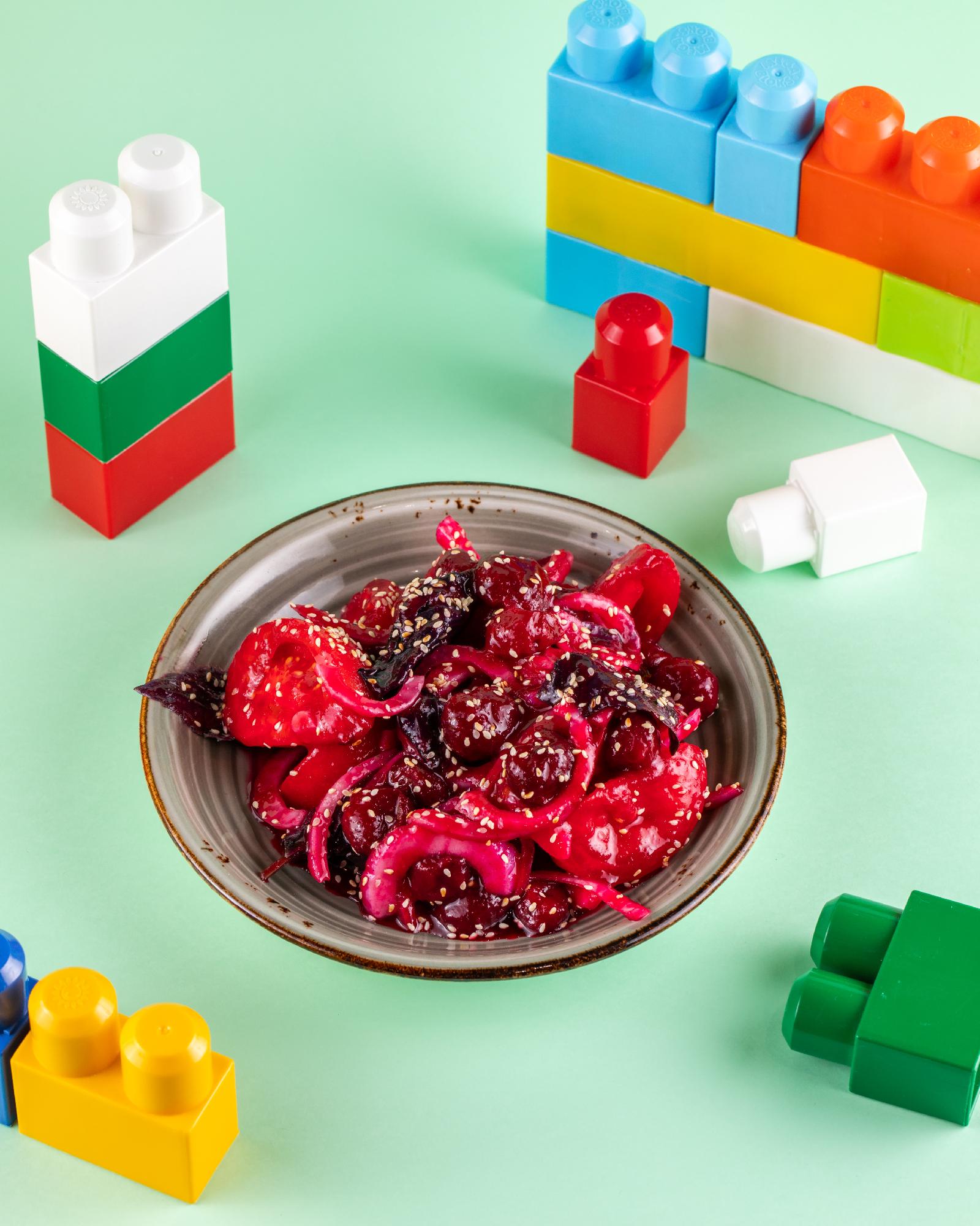 Vişnəli pomidor salatı