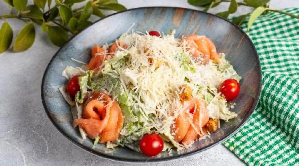 Qızıl balıqlı Sezar salatı (Salmon)