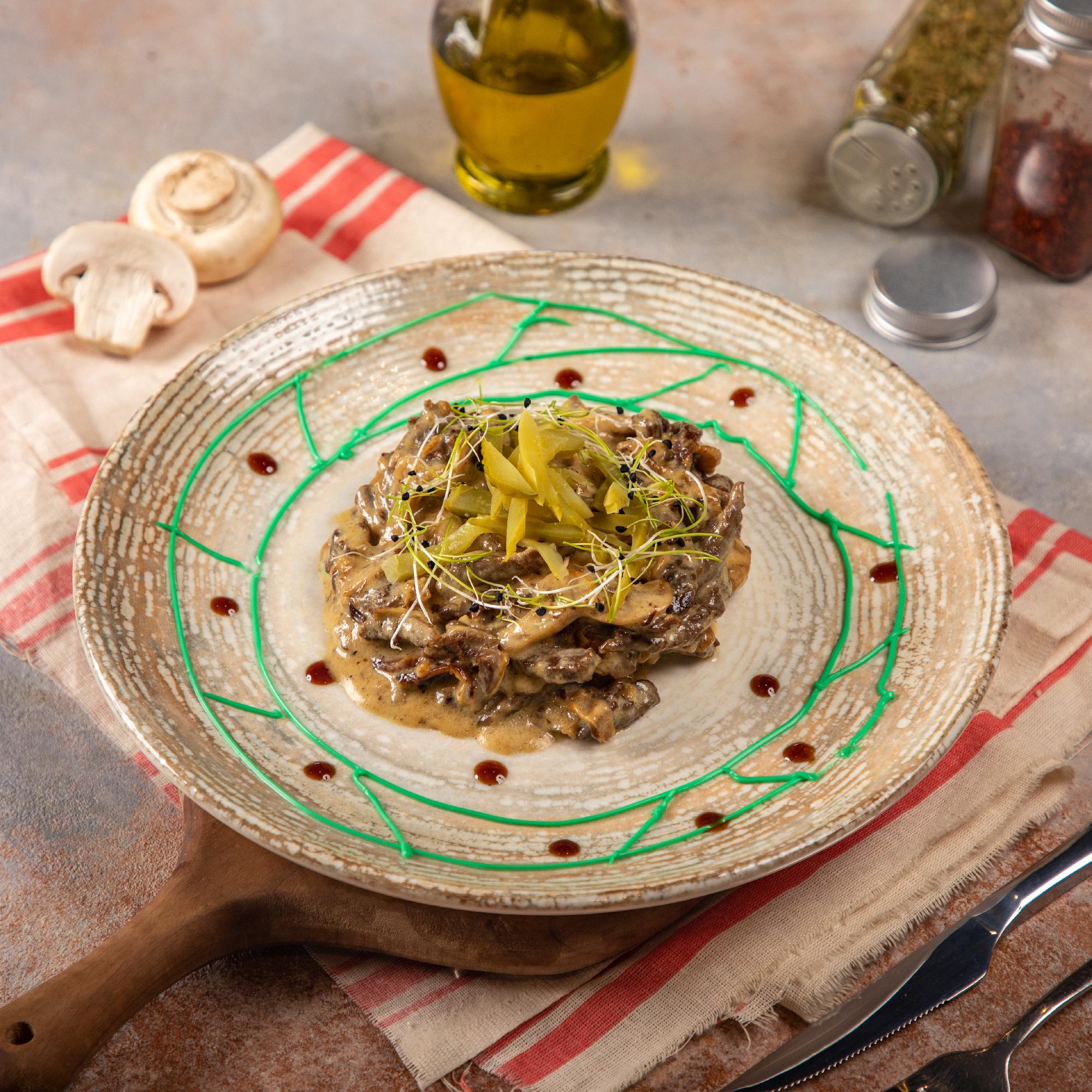 Ət Stroqanov (Beef Stroganoff)