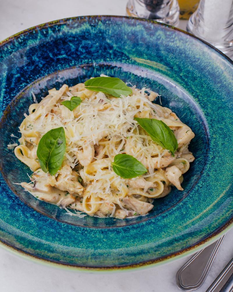 Toyuqlu və göbələkli Tagliatelle
