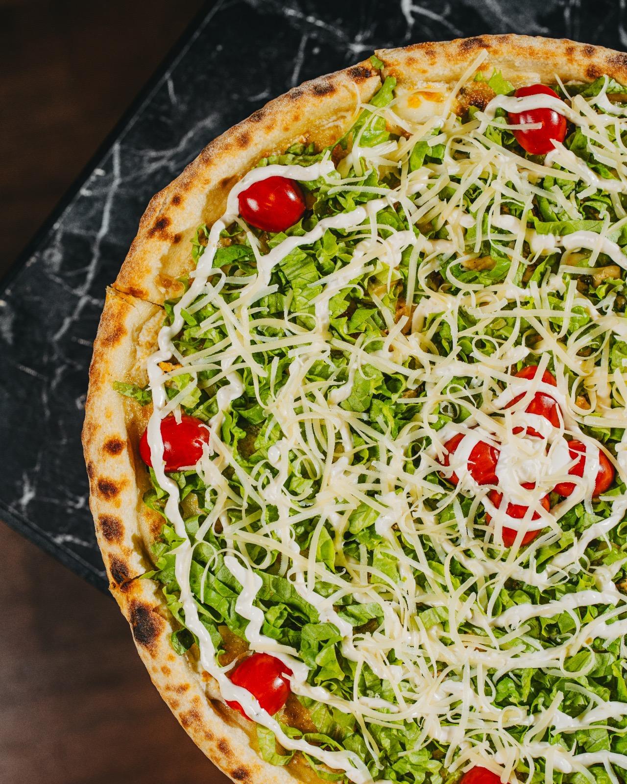 Toyuqlu Sezar pizza
