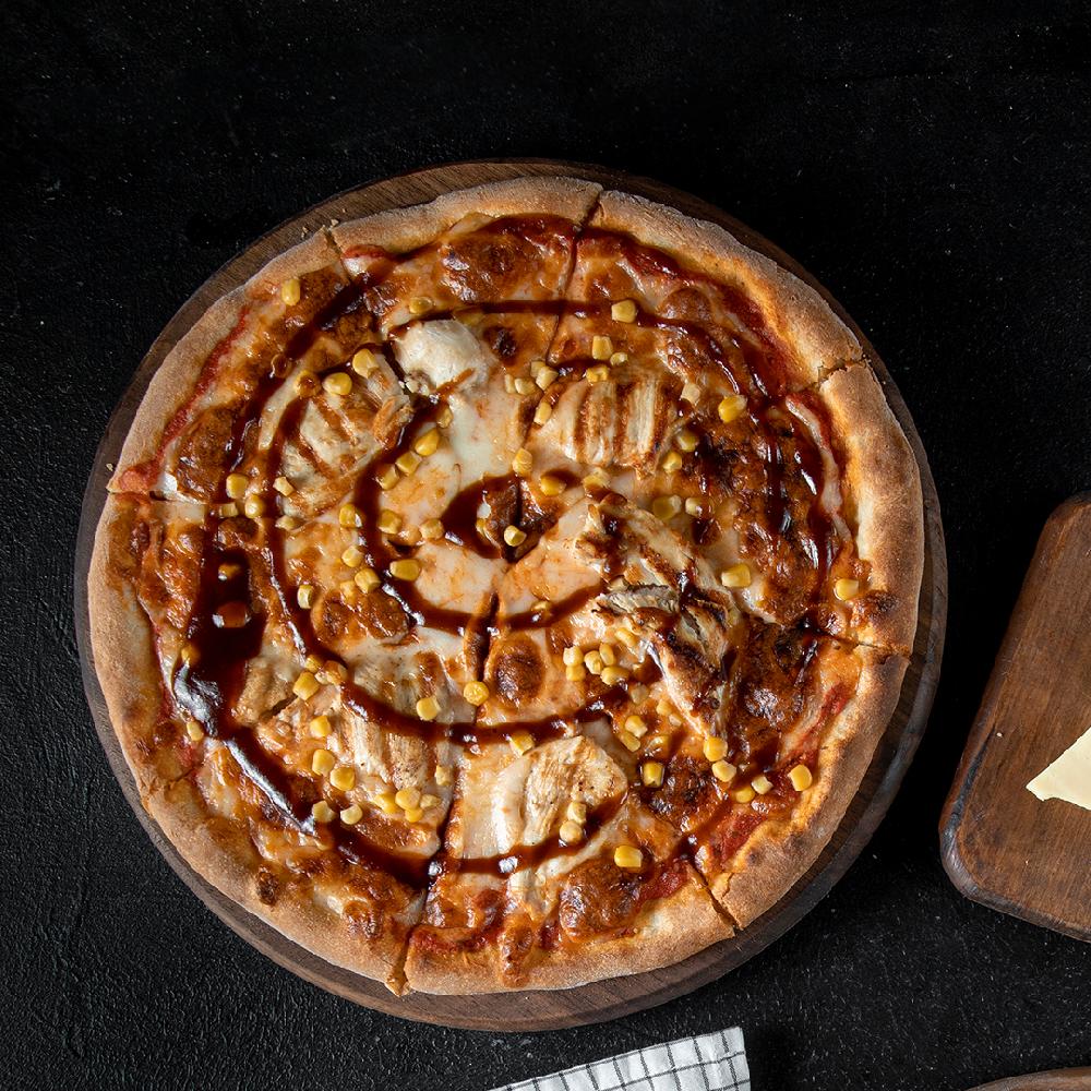 Barbekü souslu toyuqlu pizza (BBQ Sauce)