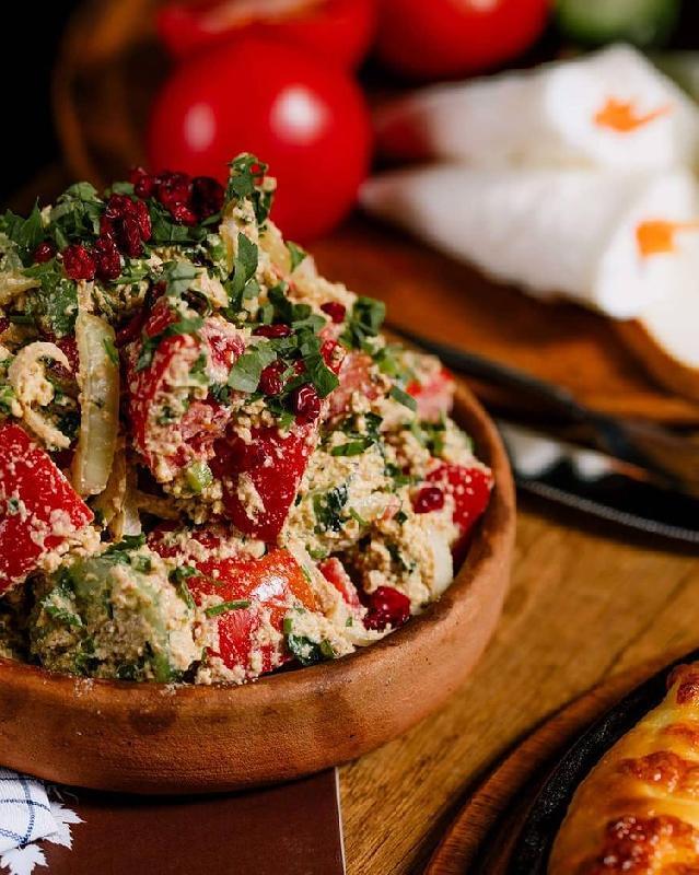 Gürcü təzə salatı