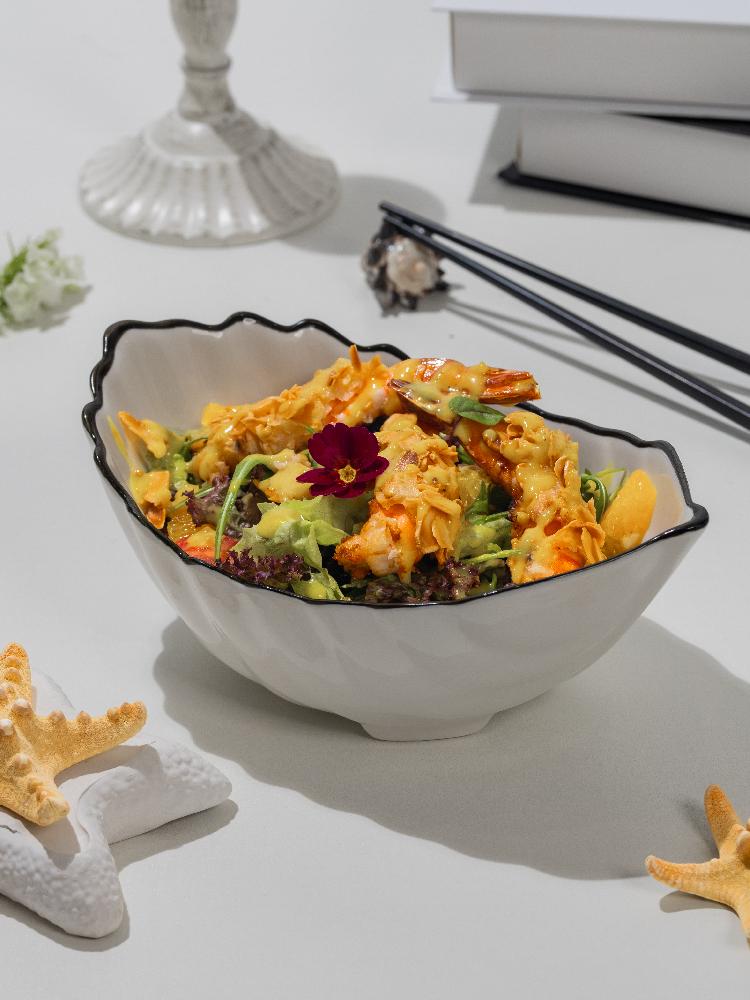 Krevetka tempura badam ilə salat
