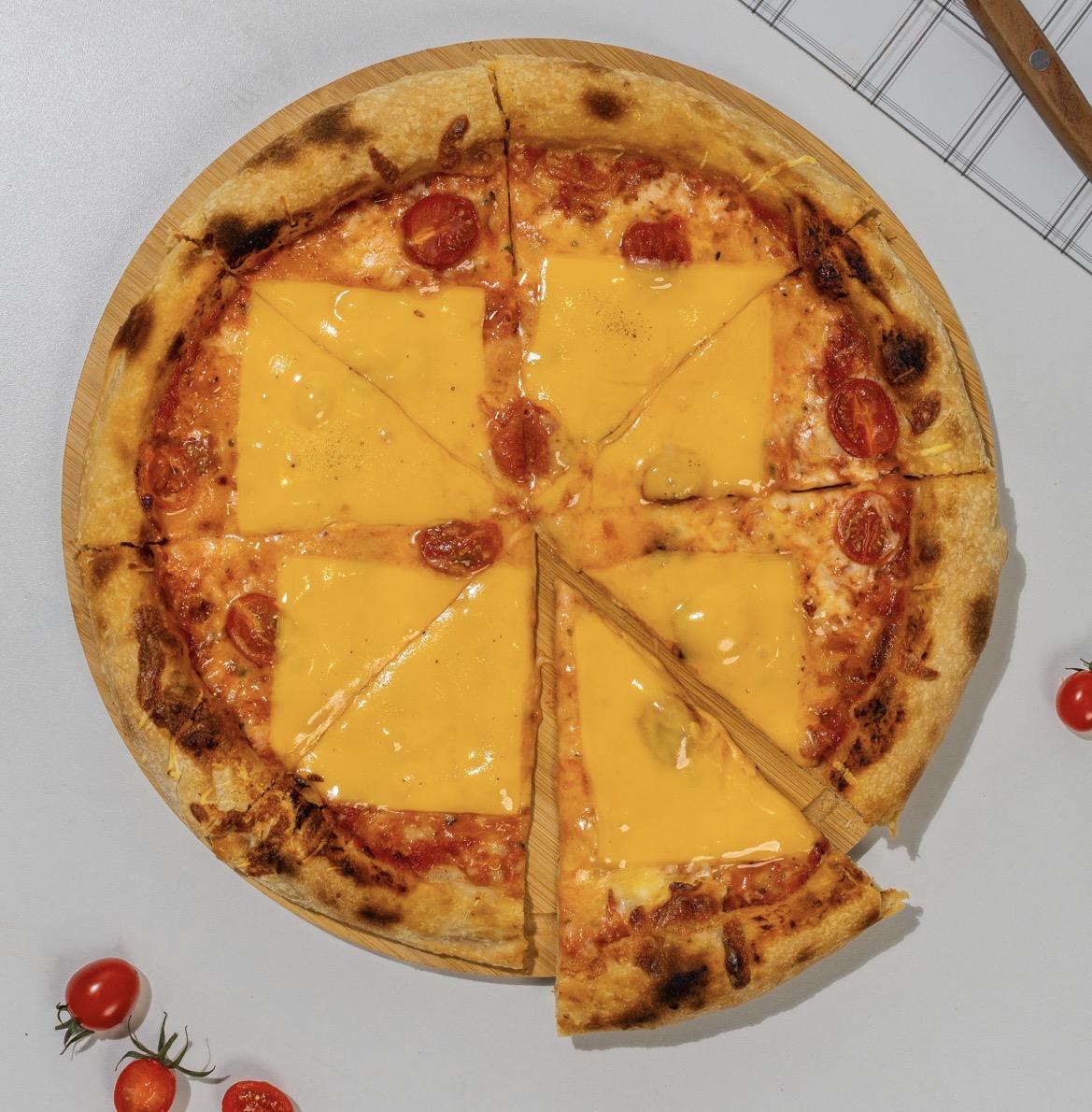 Qarışıq pendirli pizza 