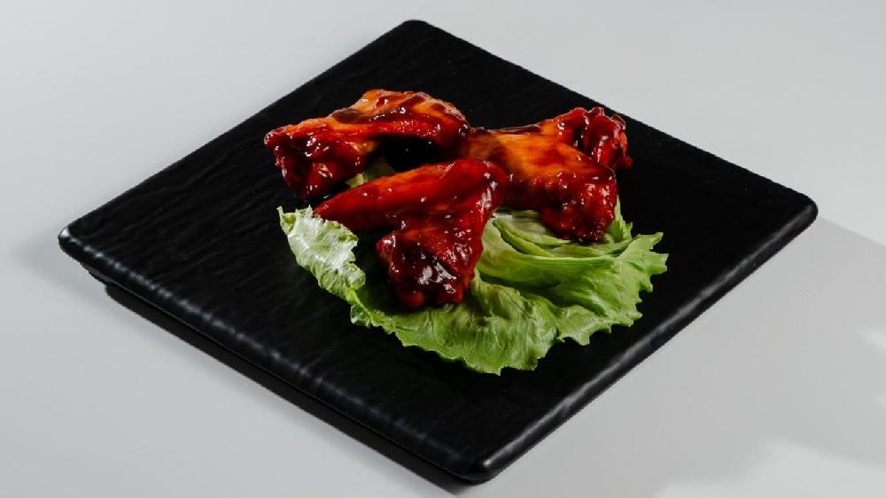 BBQ şousunda toyuq qanadları