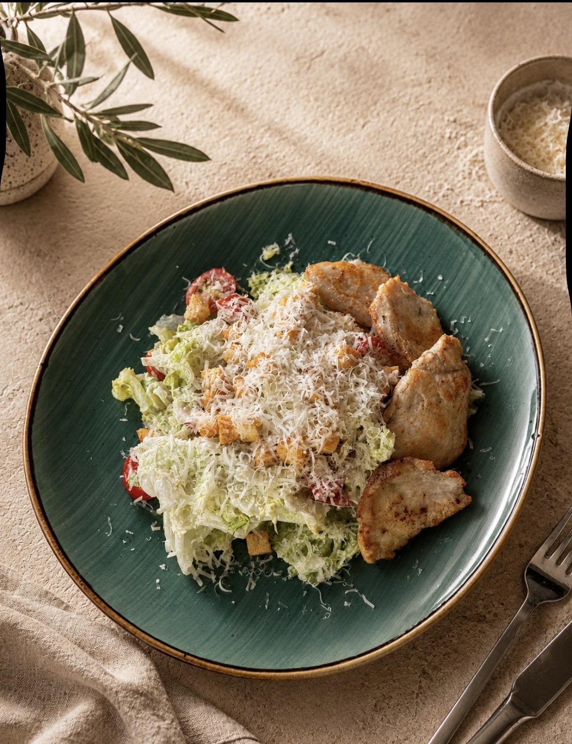 Sezar salad toyuqla