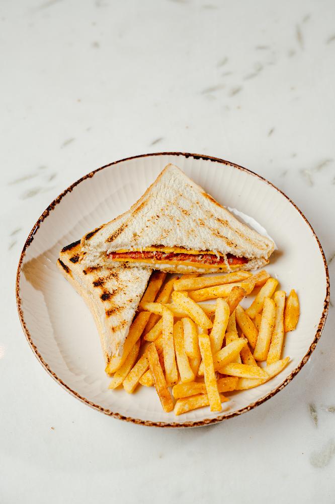 Qarışıq Tost (sucuklu-omletli-kaşarlı)