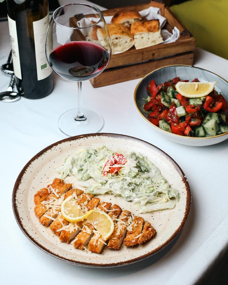 Toyuq şnitzel Sezar salatı ilə