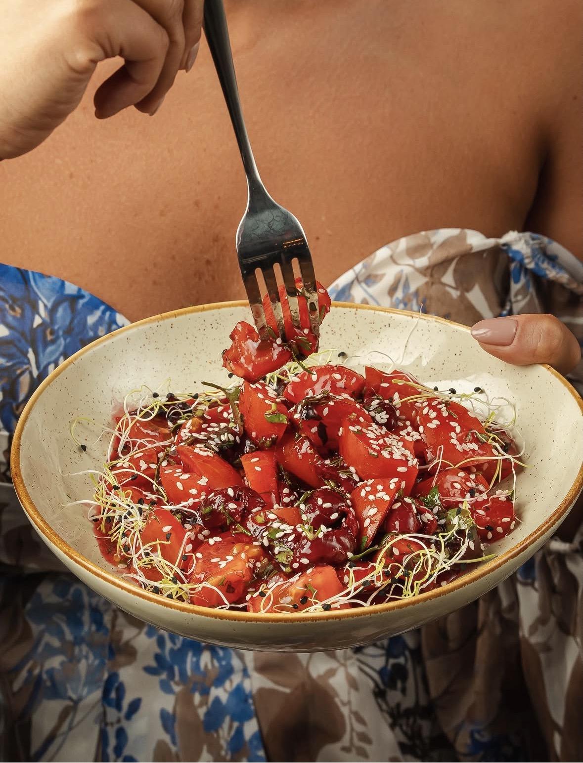Pomidor salatı albalı sousunda 