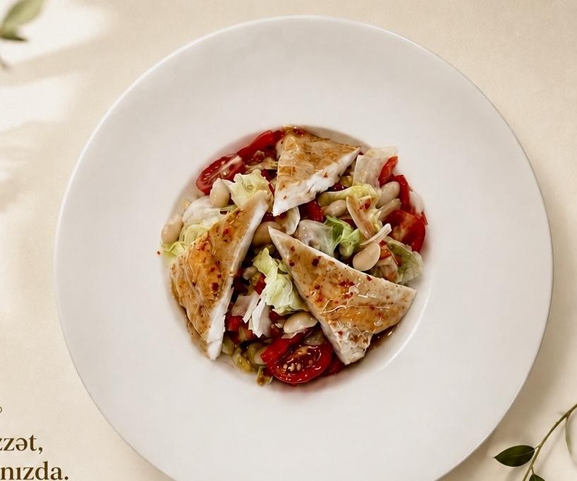 Toyuq Salatı Şirin Çilli Sousunda