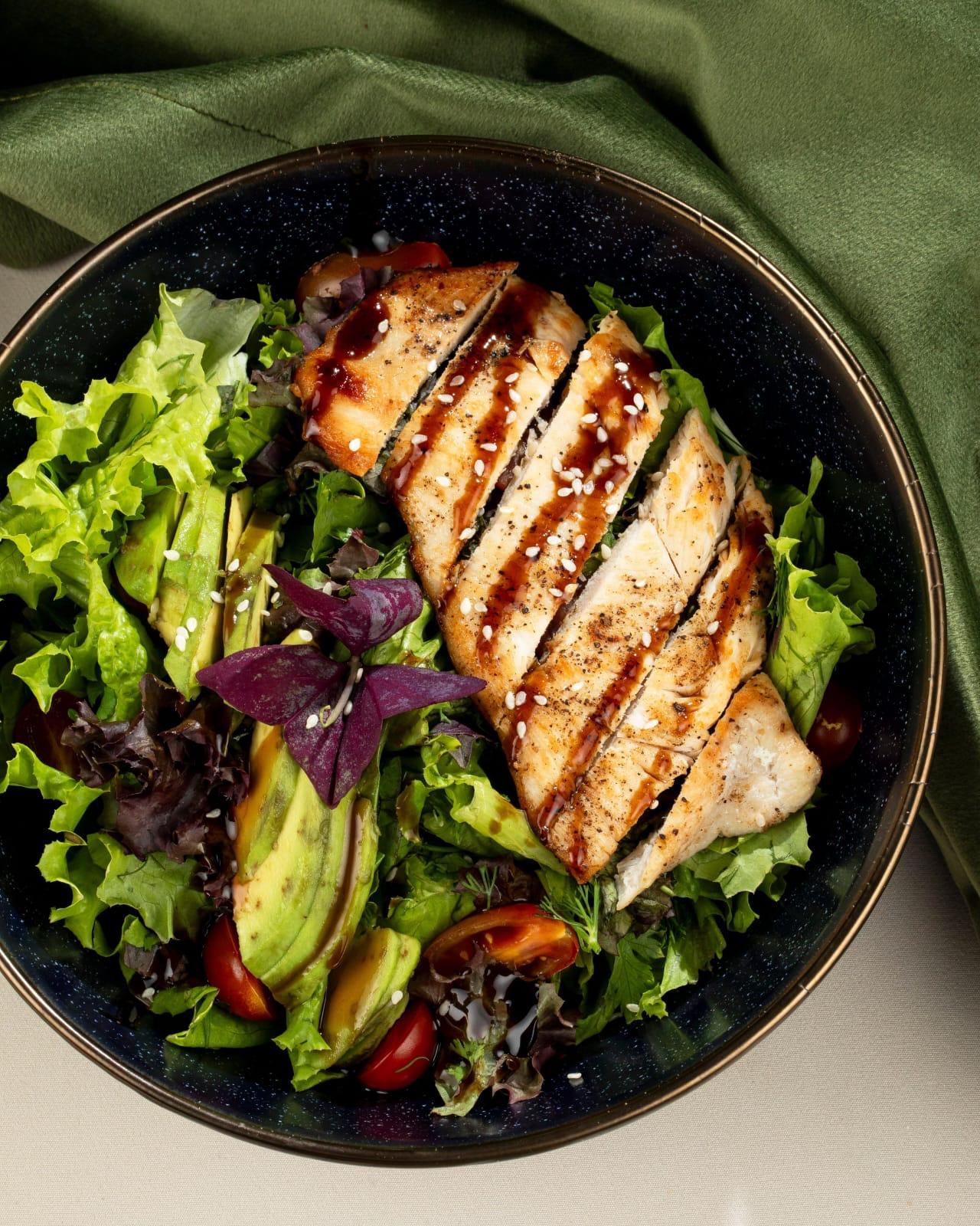 Toyuq və Avokado Salatı