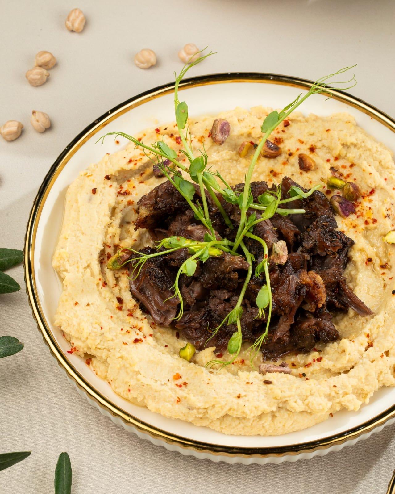 Humus didilmiş quzu əti ilə