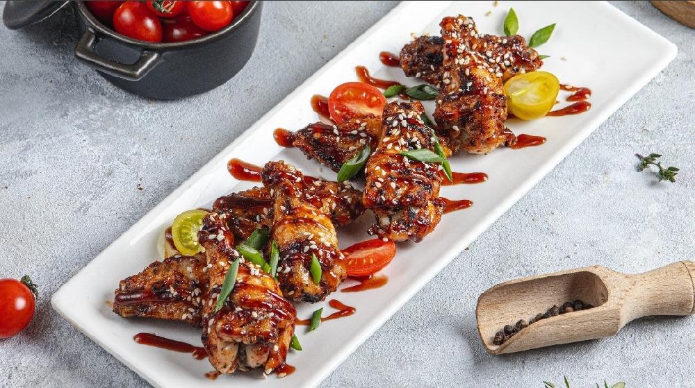 Toyuq qanadları BBQ sous