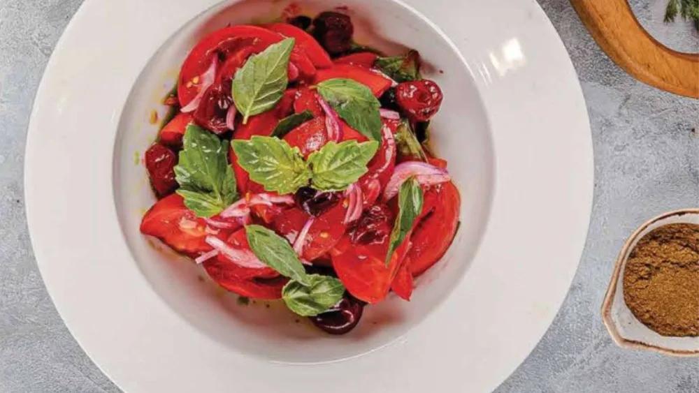 Vişnəli pomidor salatı