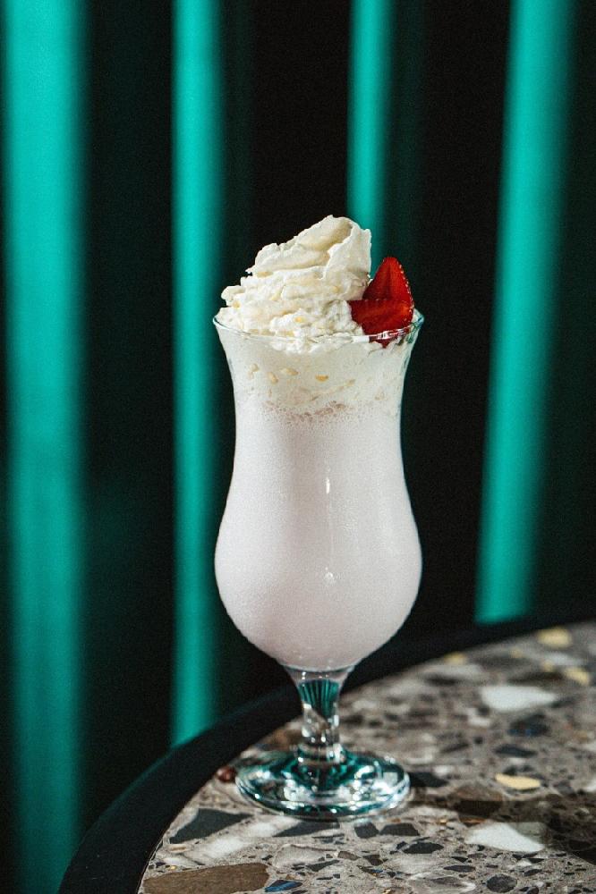 Çiyələkli milkshake