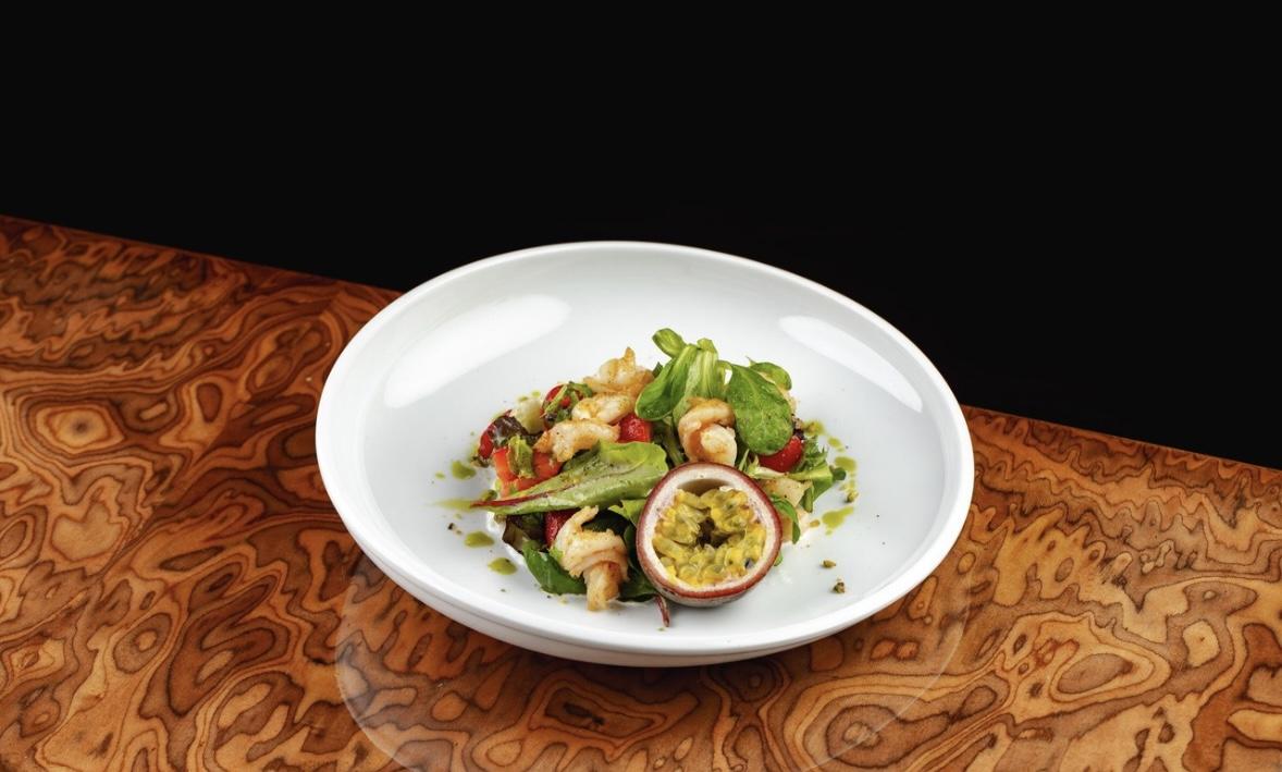 Shrimps salad with passion fruit
