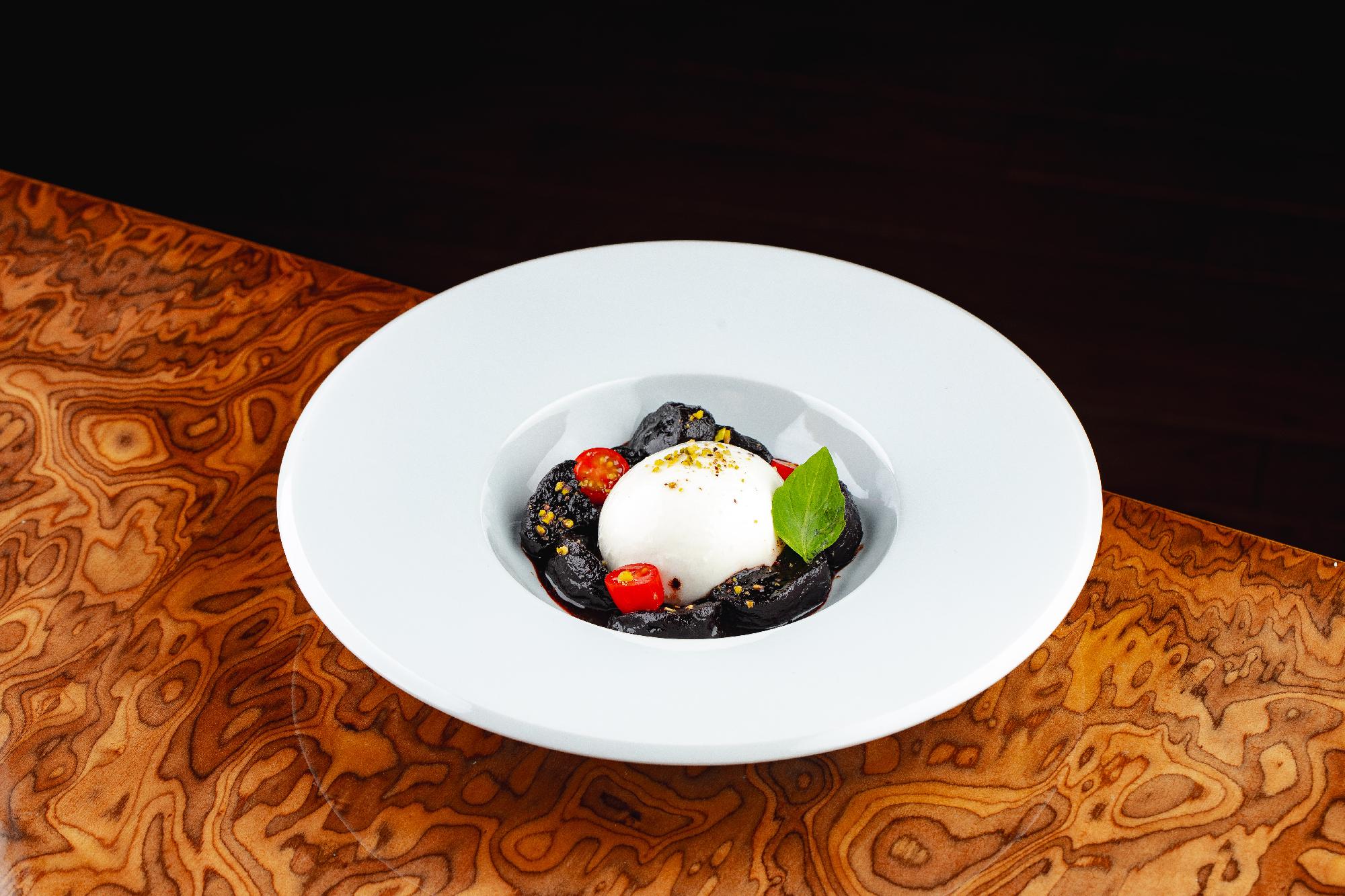 Burrata salad with baked beetroot