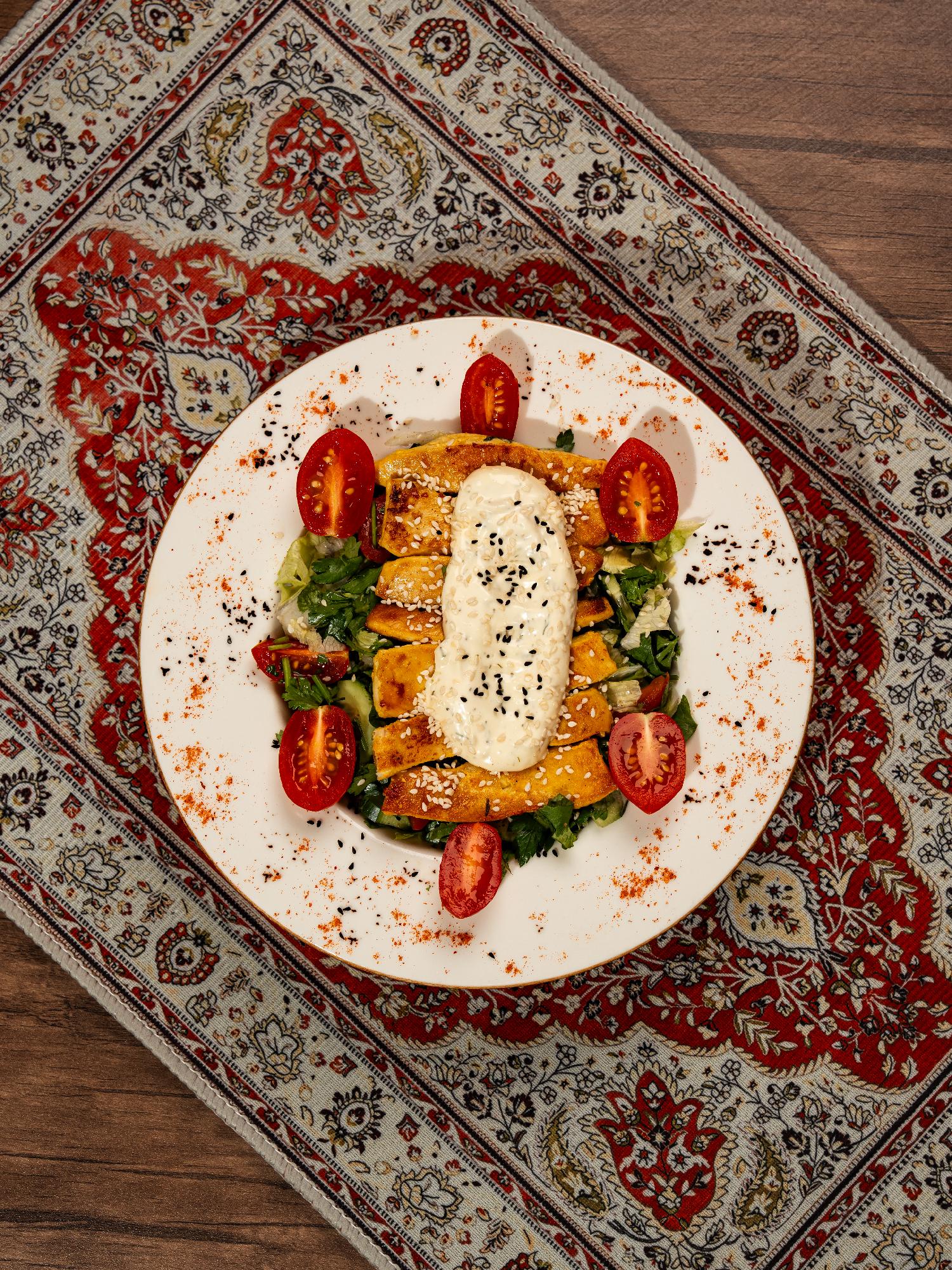 Küncütlü toyuq salatı